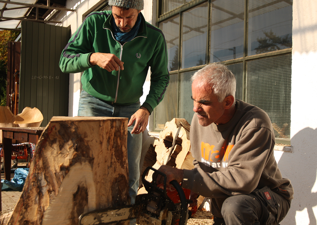 Mit der Kettensäge einen Stamm zum Stuhl machen | Workshop Kunststück Schreinerei München